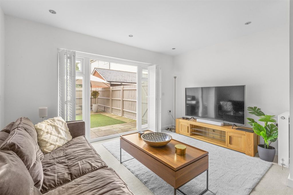 Property photo 2 of 15 57 Chequers Avenue, Hp11 1Gd-7.Jpg