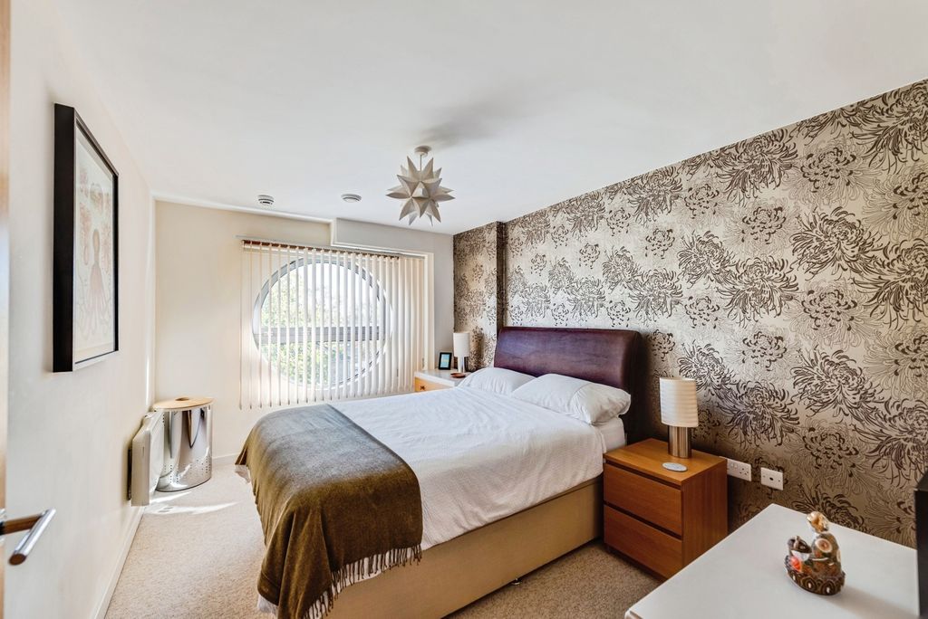 Property photo 1 of 16 Pbox-Img.Jpg