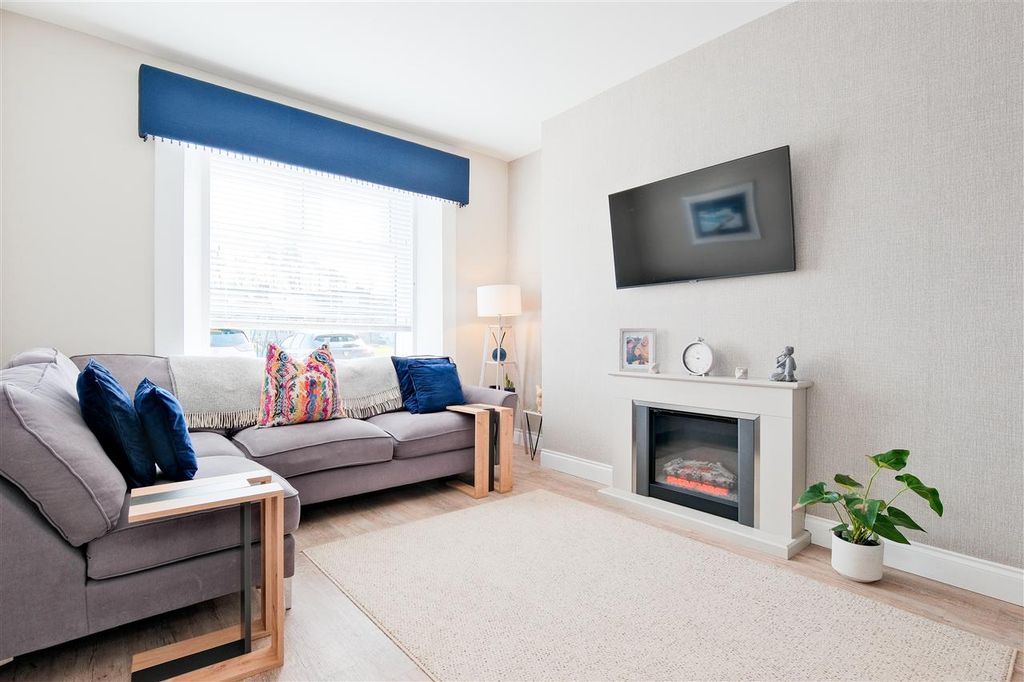 Property photo 2 of 27 Lounge