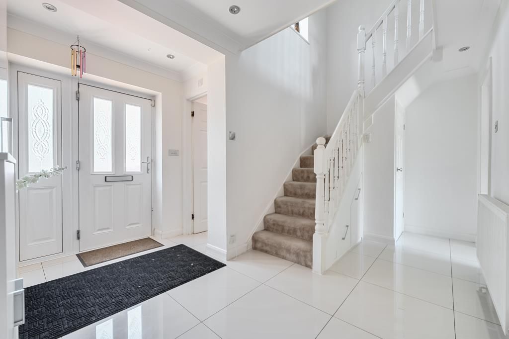 Property photo 3 of 23 Entrance Hall