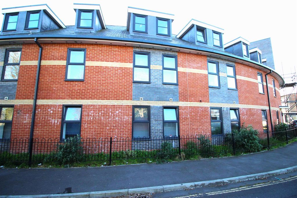 Additional image 5 of 1 bed flat to rentWinifred Court, Prince George Street, Havant PO9