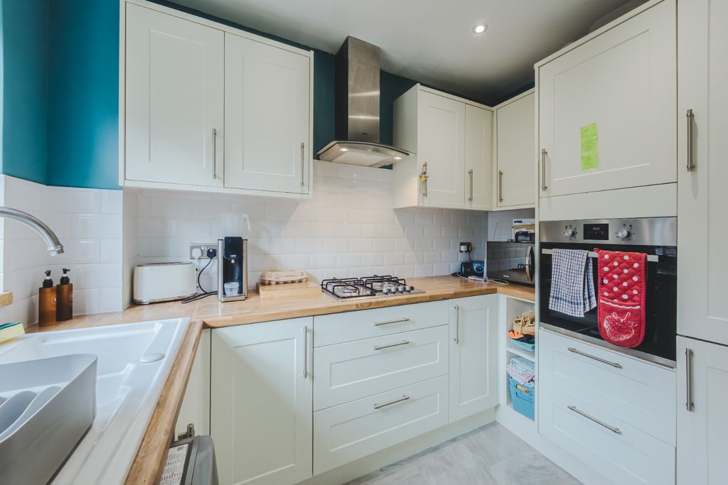 Property photo 2 of 24 5517393