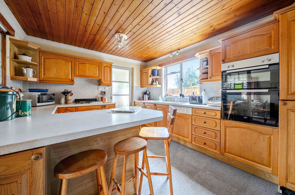 Property photo 3 of 12 1394190-24-694428...