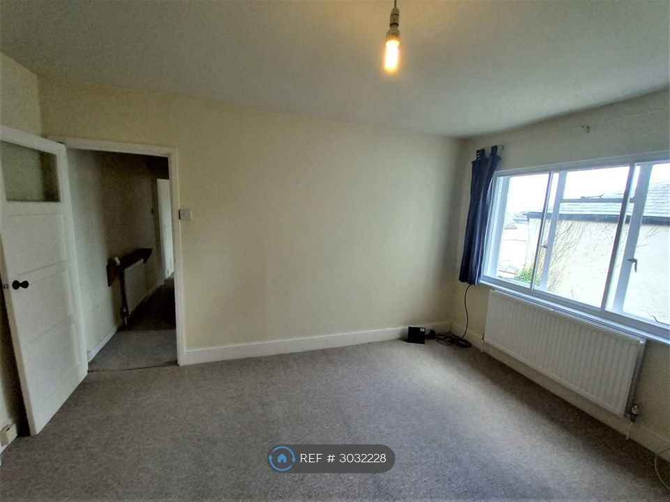 Property photo 3 of 6 Lounge
