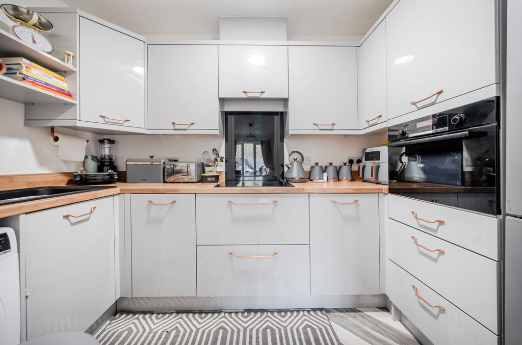 Property photo 2 of 12 1449217-12-69E267...