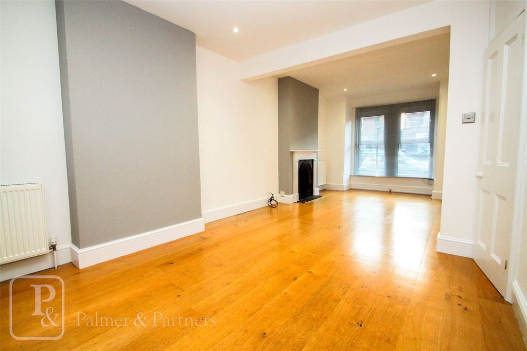 Property photo 2 of 11 Lounge &amp; Dining