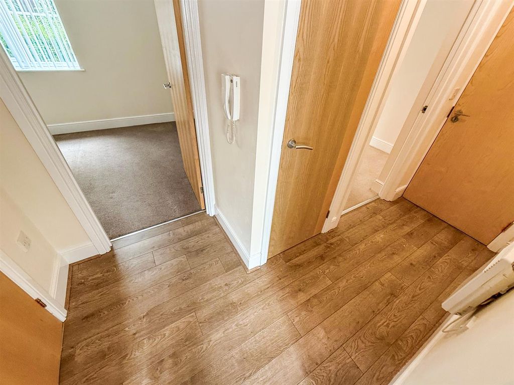 Property photo 2 of 7 Entrance Hall