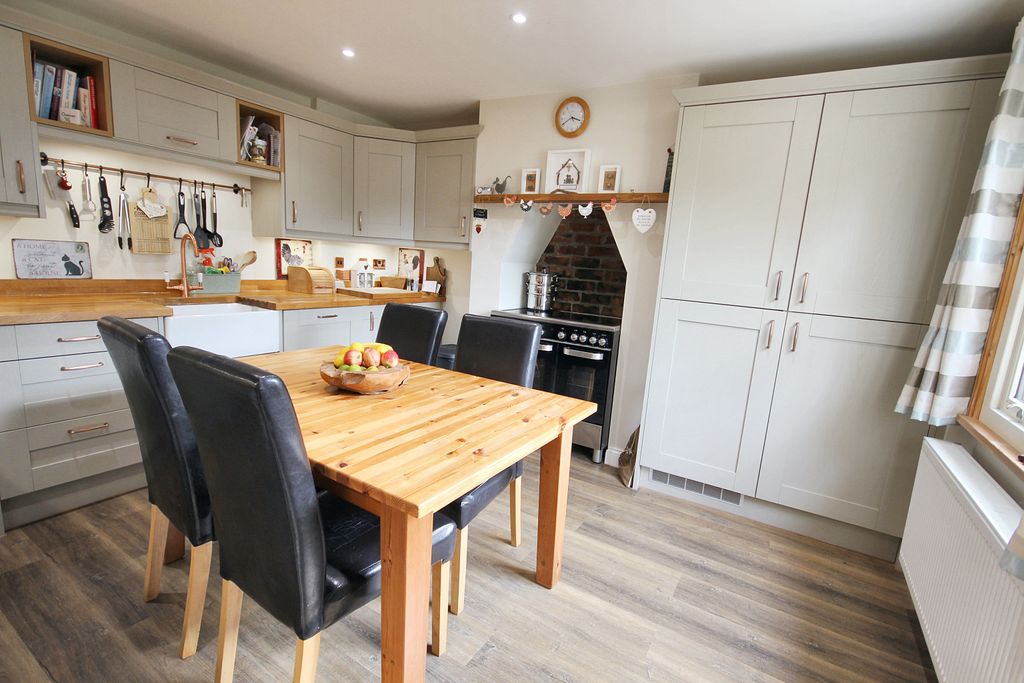 Property photo 2 of 17 Dining Kitchen