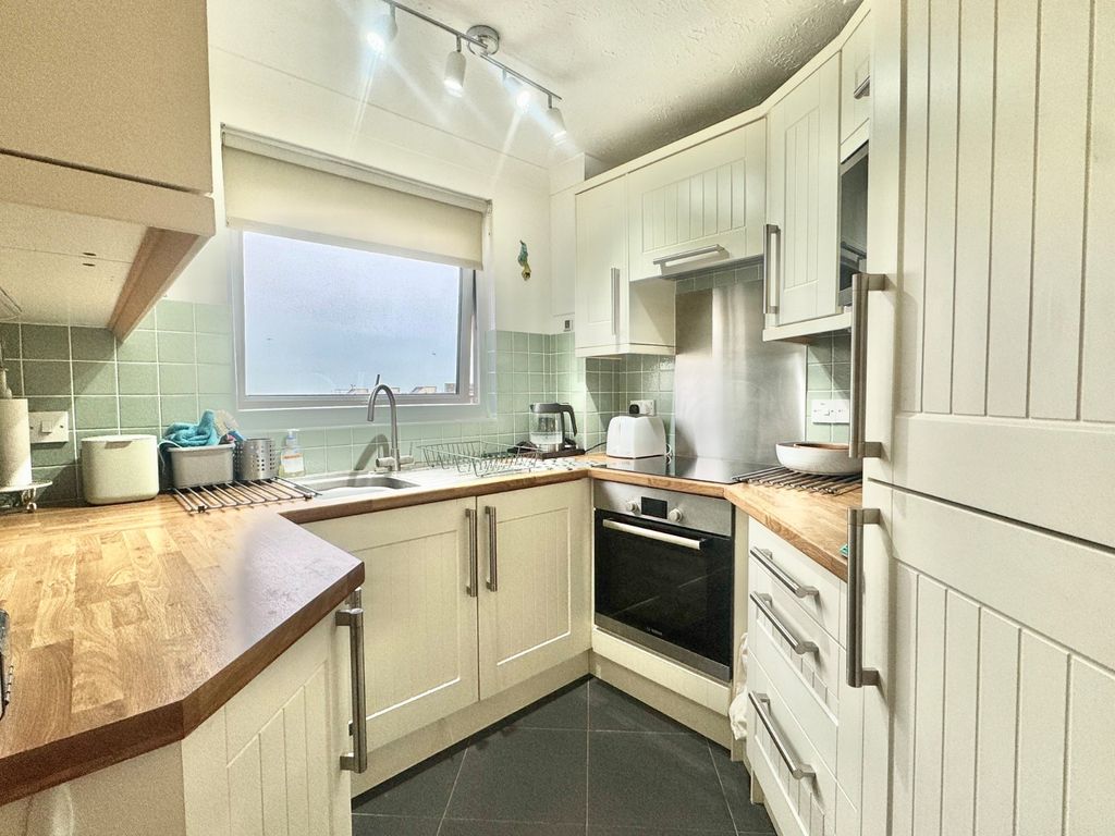 Property photo 3 of 10 Kitchen