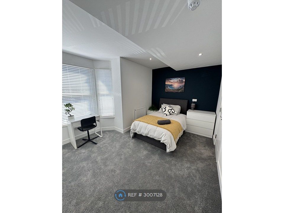 Property photo 1 of 7 Room 3 - First Floor Spacious Bay Bedroom