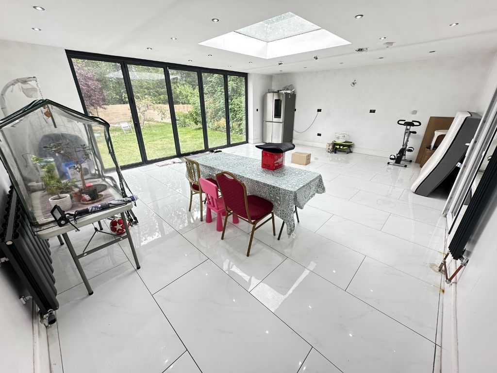 Property photo 3 of 11 4390932