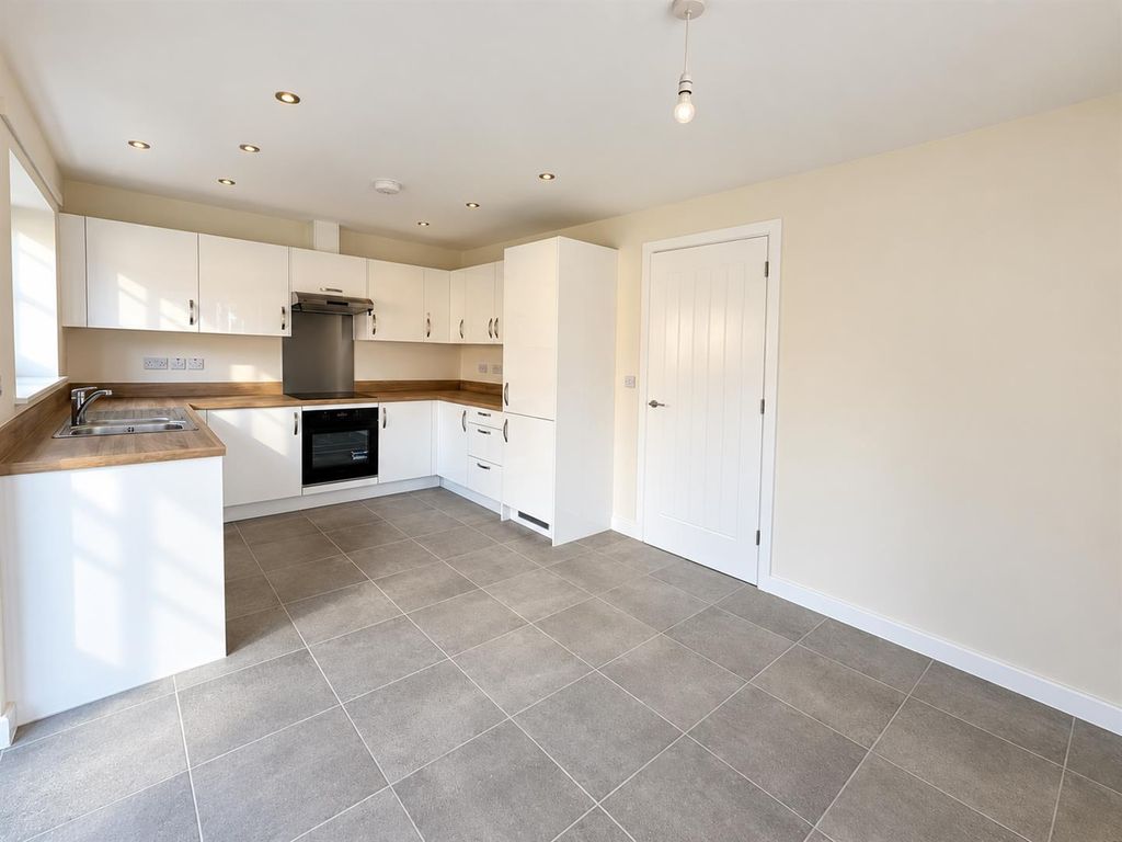 Property photo 3 of 14 Kitchen/ Dining Room