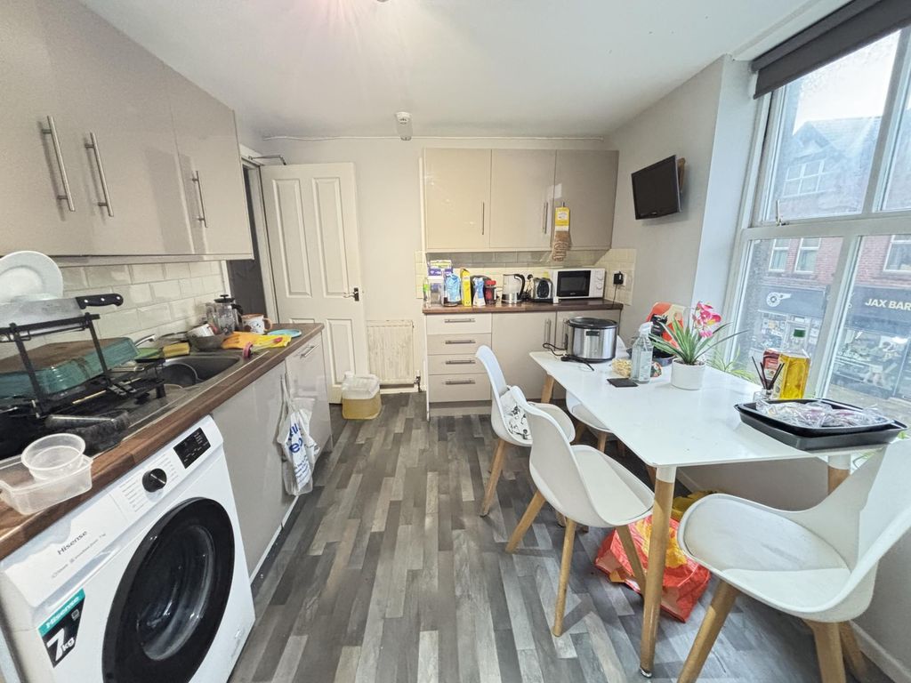 Property photo 1 of 23 Bright And Modern Living Room With Ample Natural l...