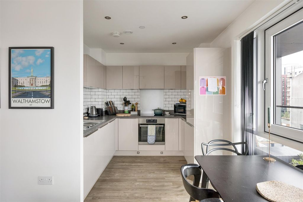 Property photo 3 of 22 Champness Close, E17