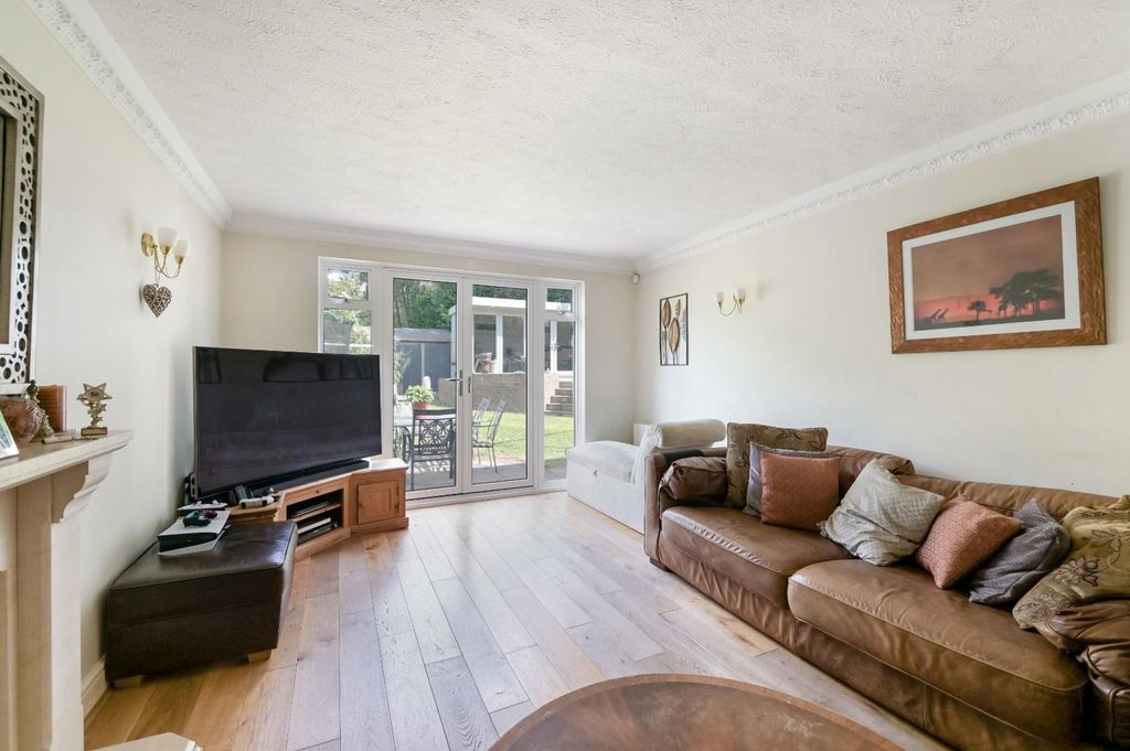 Property photo 3 of 22 Walnut Grove, 63.Jpg