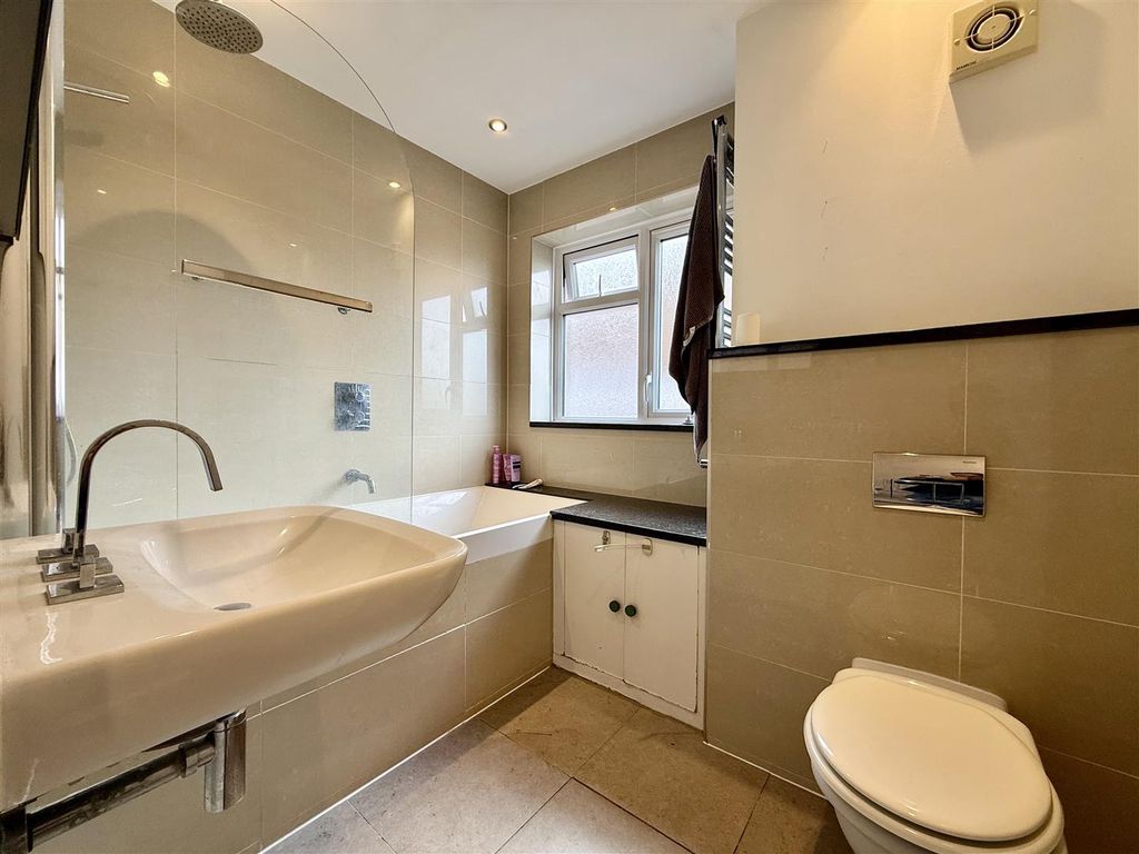 Property photo 3 of 14 Ashcombe Court