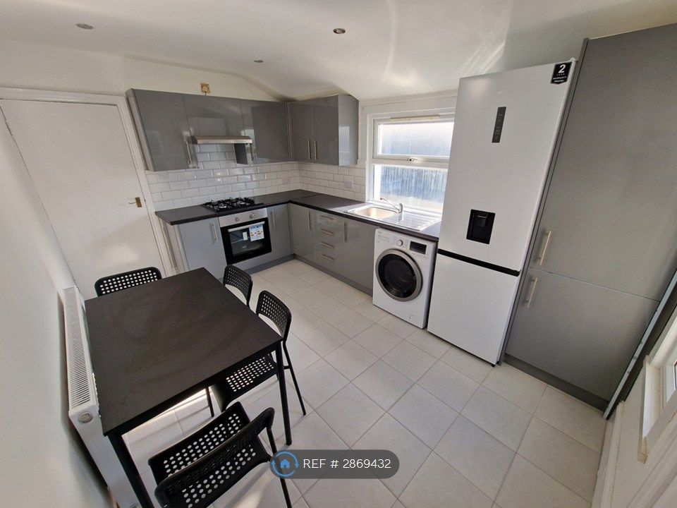 Property photo 2 of 7 Kitchen