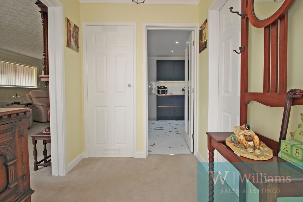 Property photo 2 of 16 Hallway