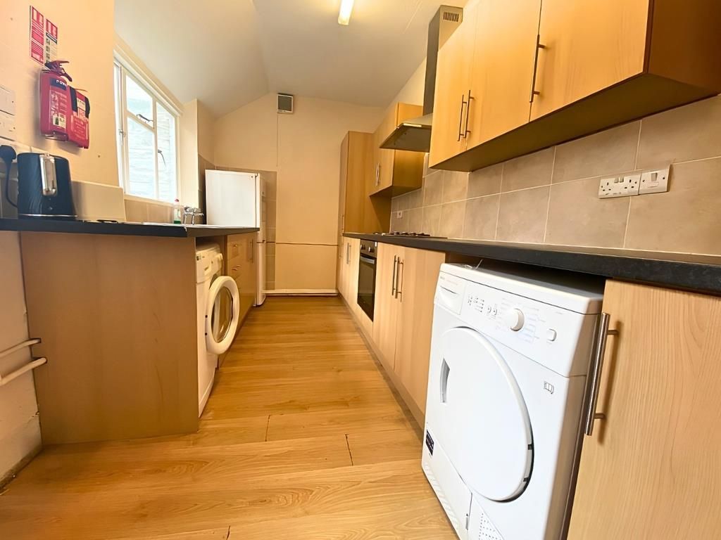 Property photo 2 of 8 Kitchen.Jpg