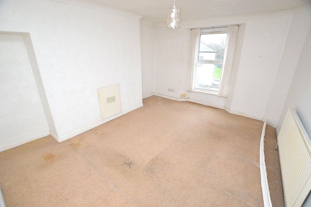 Property photo 3 of 8 Lounge