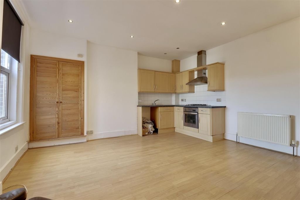 Property photo 3 of 10 0D20B1Eb-5C46-417B-8D27-74EE364Da863_1_201_A.Jpeg