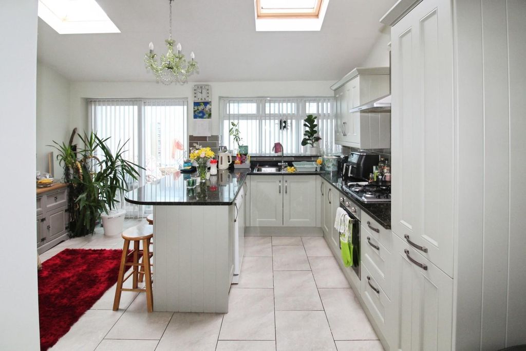 Property photo 2 of 7 Kitchen