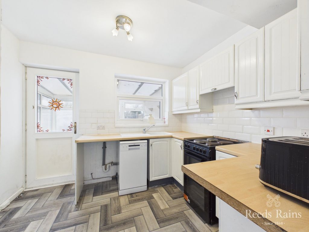 Property photo 3 of 14 Kitchen