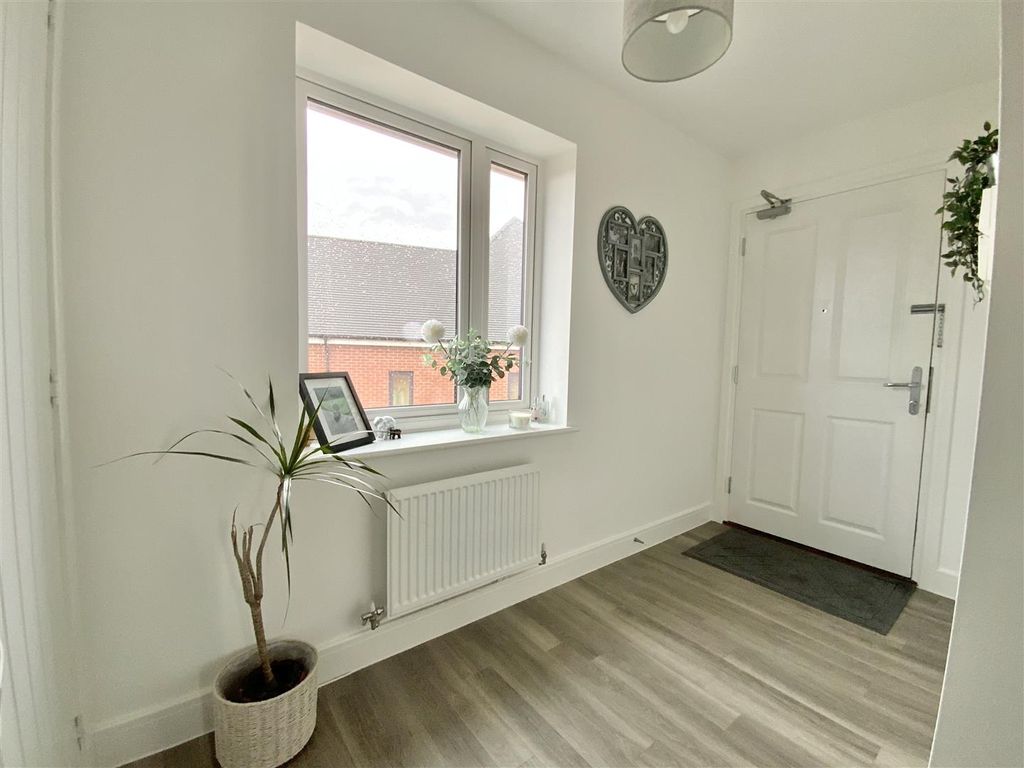 Property photo 3 of 14 Spacious Hall