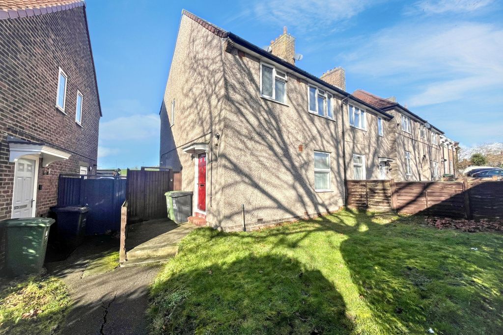 Property photo 1 of 15 375 Downham Way, Bromley, Kent, Br1 5Ew