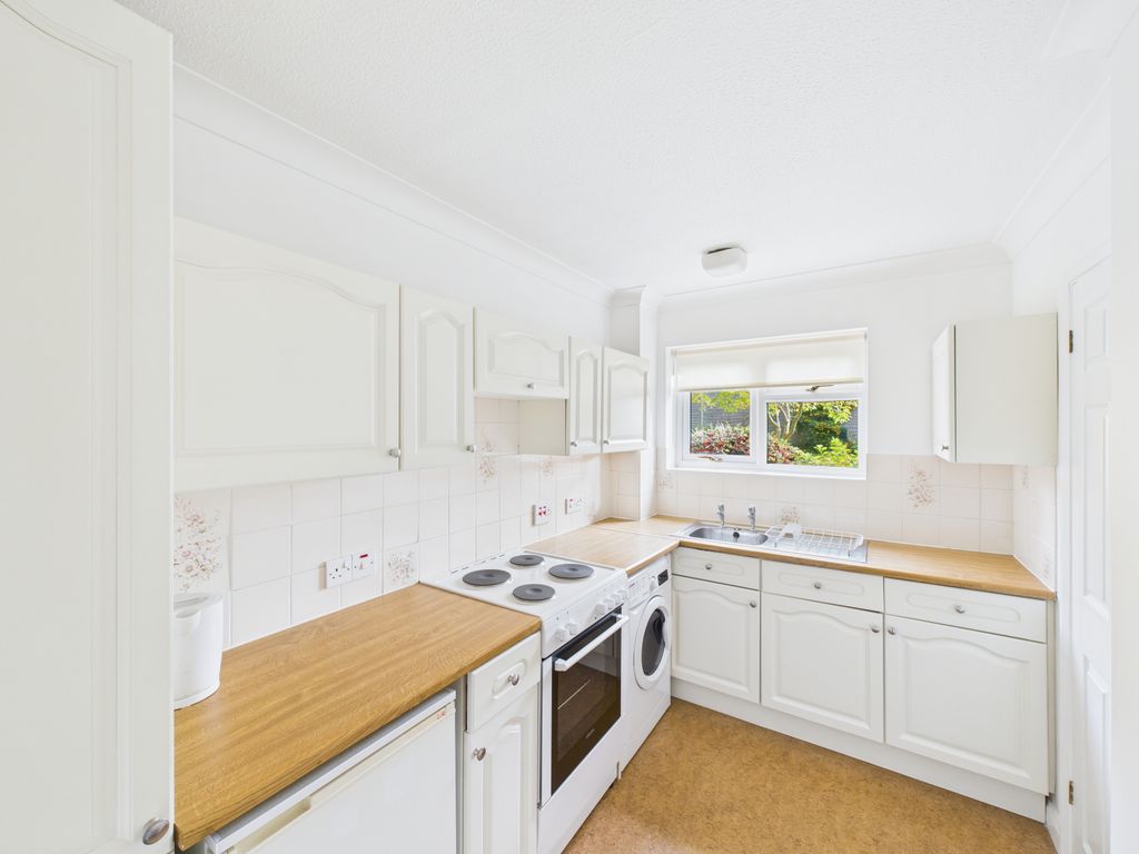 Property photo 3 of 8 Kitchen