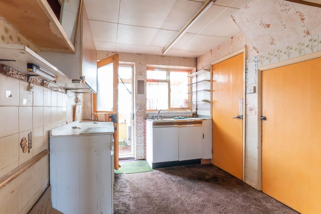 Property photo 2 of 12 Kitchen