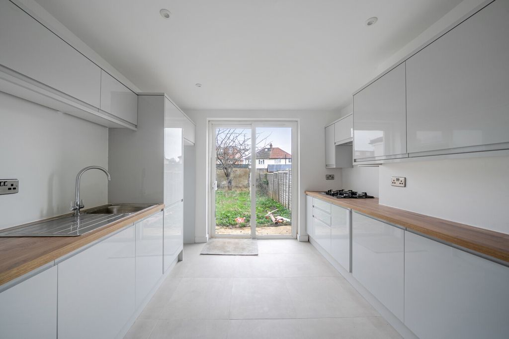 Property photo 3 of 9 1418366-8-699c356...