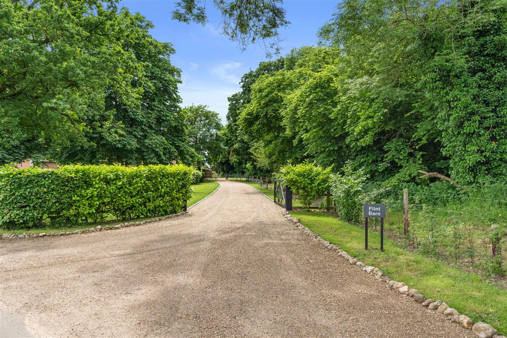 Property photo 2 of 25