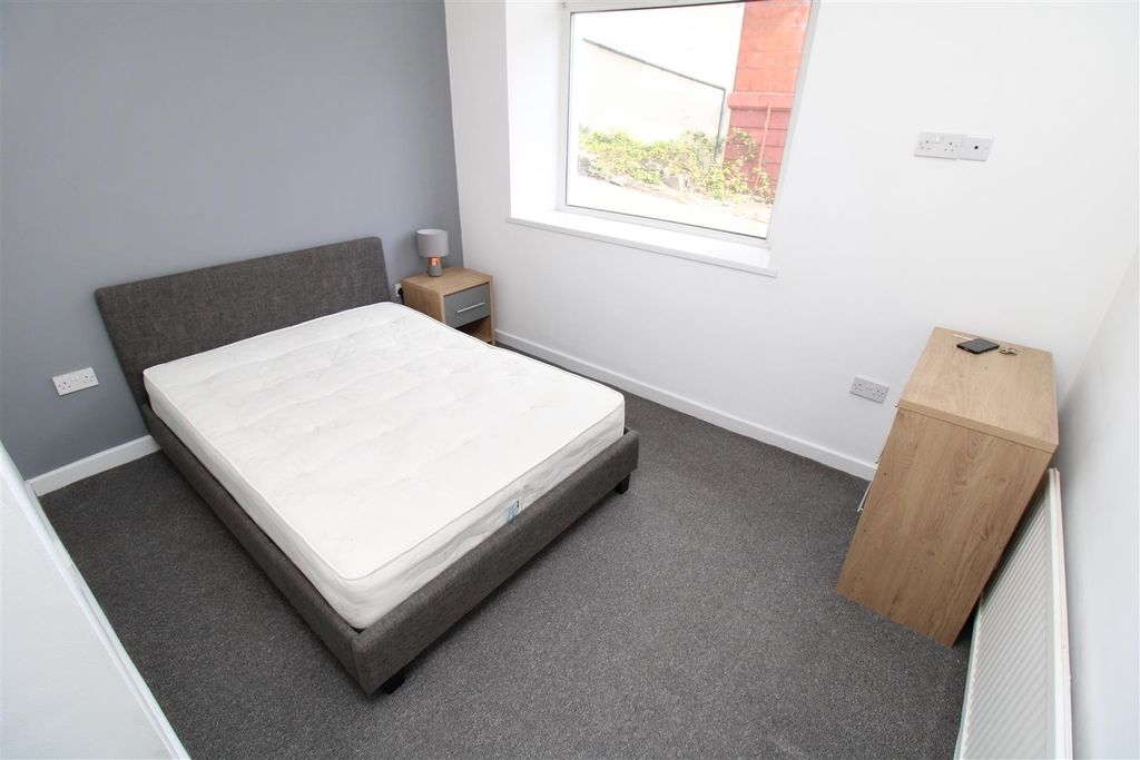 Property photo 1 of 10 Bright Modern Bedroom With Double Bed And Desk...