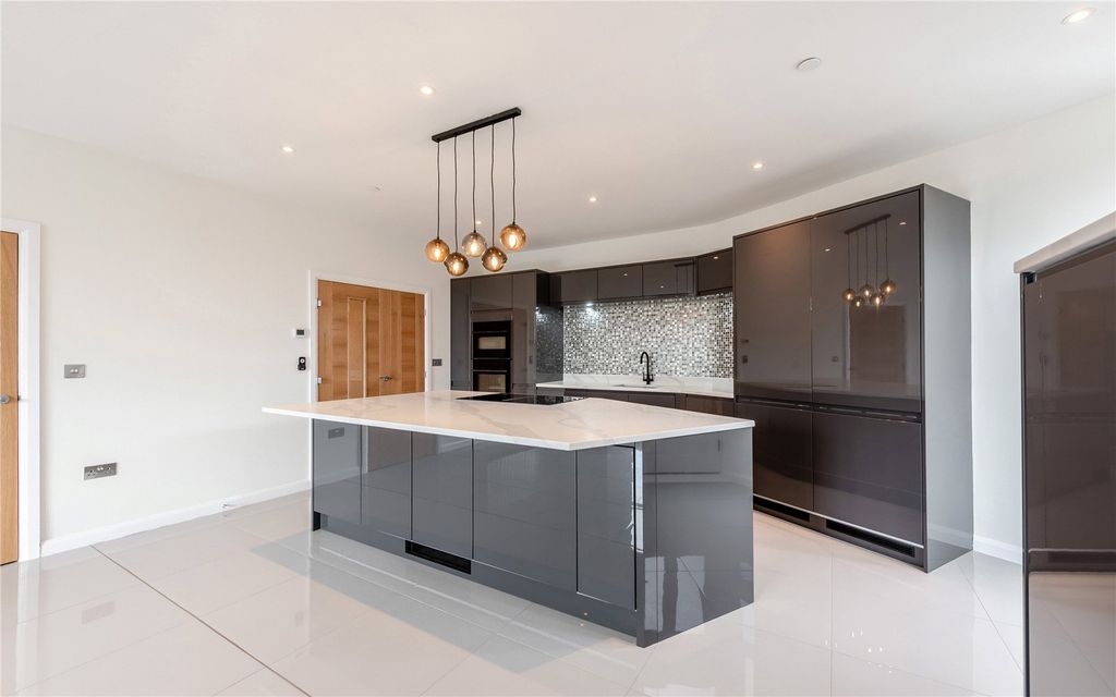 Property photo 3 of 19 Kitchen/Dining Room