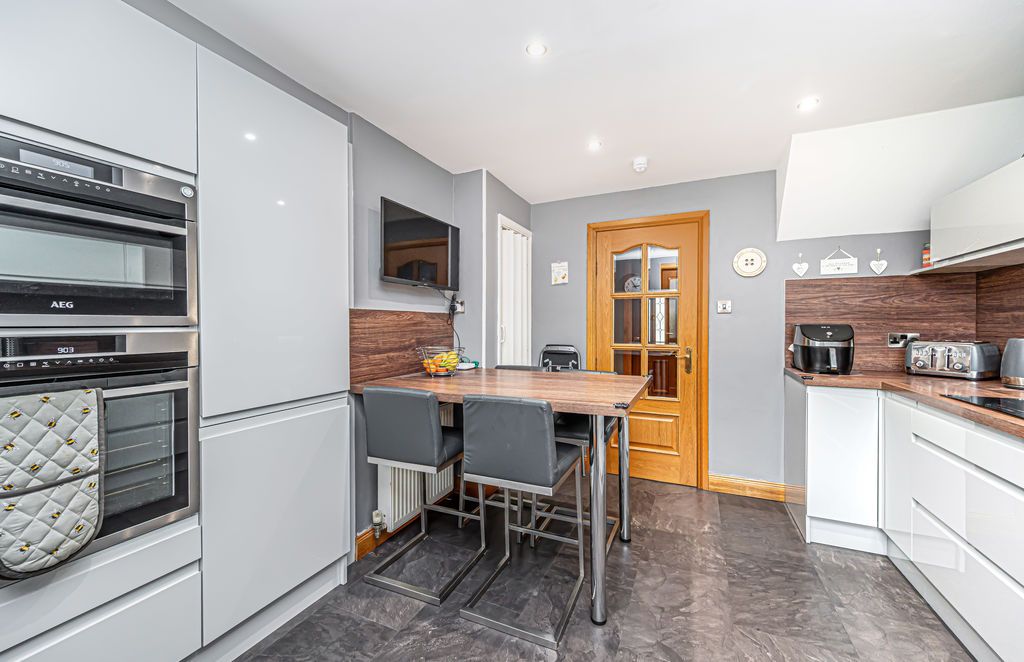 Property photo 2 of 25 Kitchen