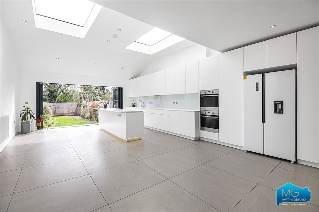Property photo 2 of 16 Picture No. 15