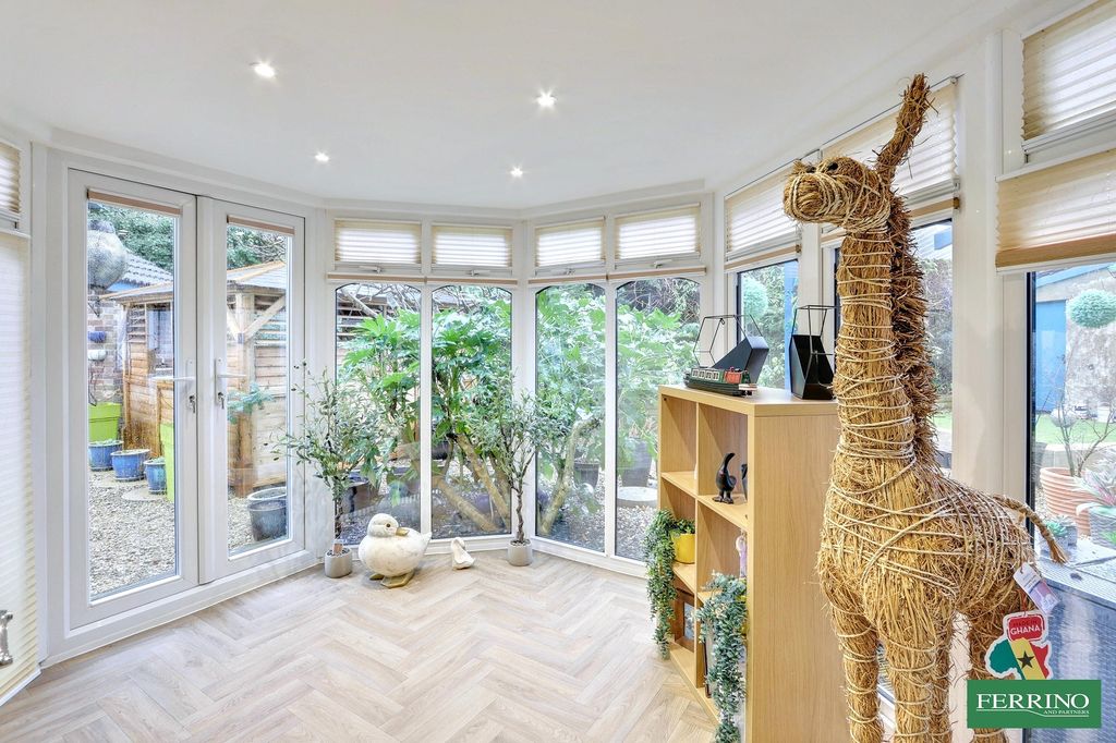 Property photo 2 of 30 Conservatory