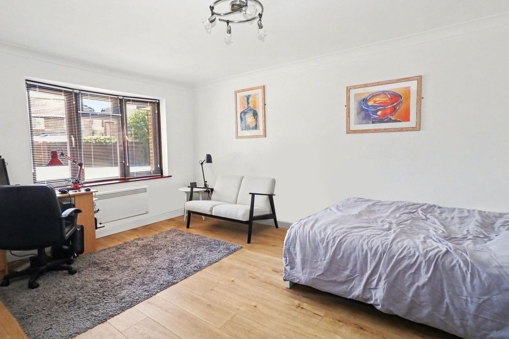 Property photo 2 of 8