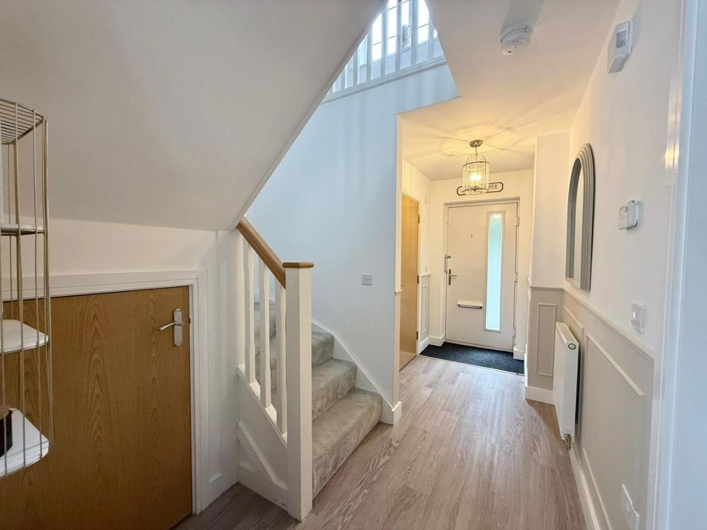 Property photo 3 of 34 Entrance Hallway