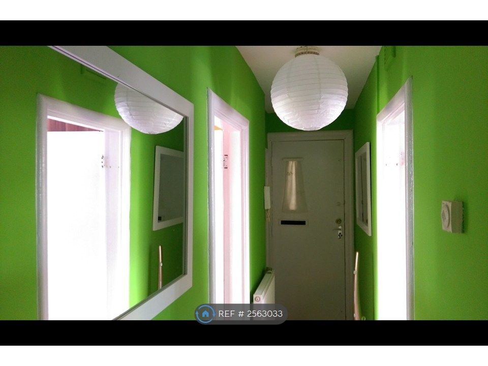 Property photo 3 of 7 Hallway