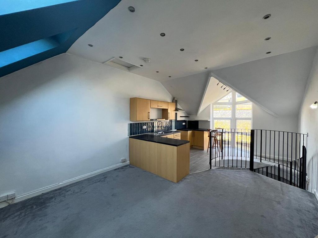 Property photo 2 of 8 Kitchen