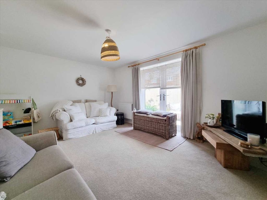 Property photo 3 of 9 Lounge: