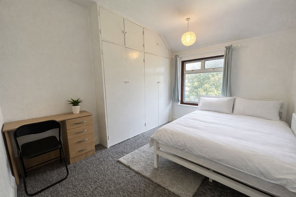 Property photo 1 of 8 Photo 9