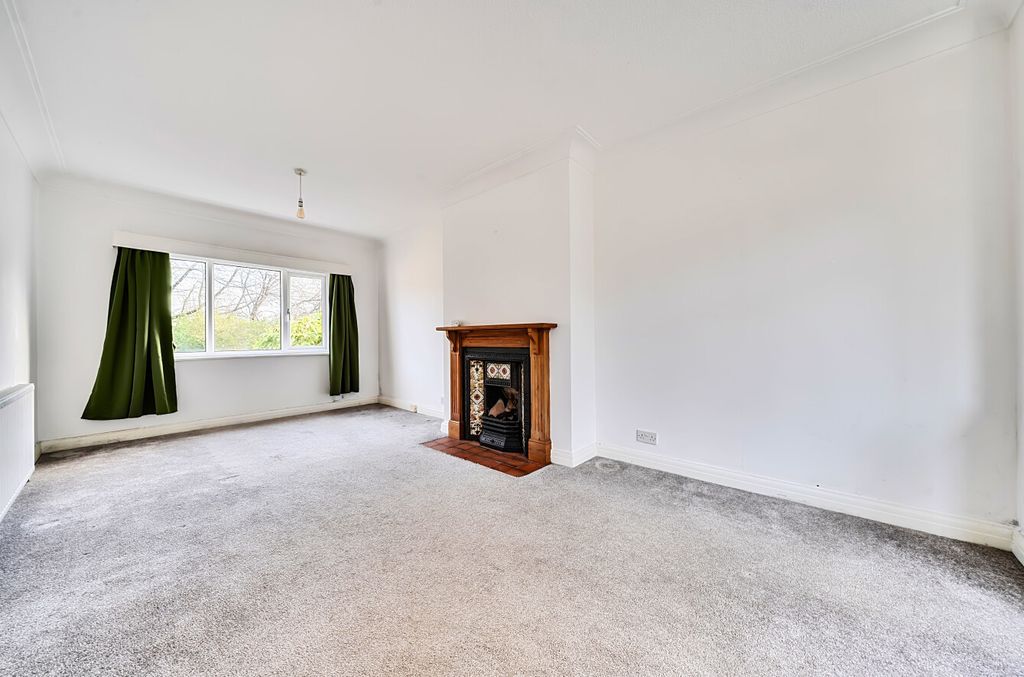 Property photo 3 of 24 Lounge