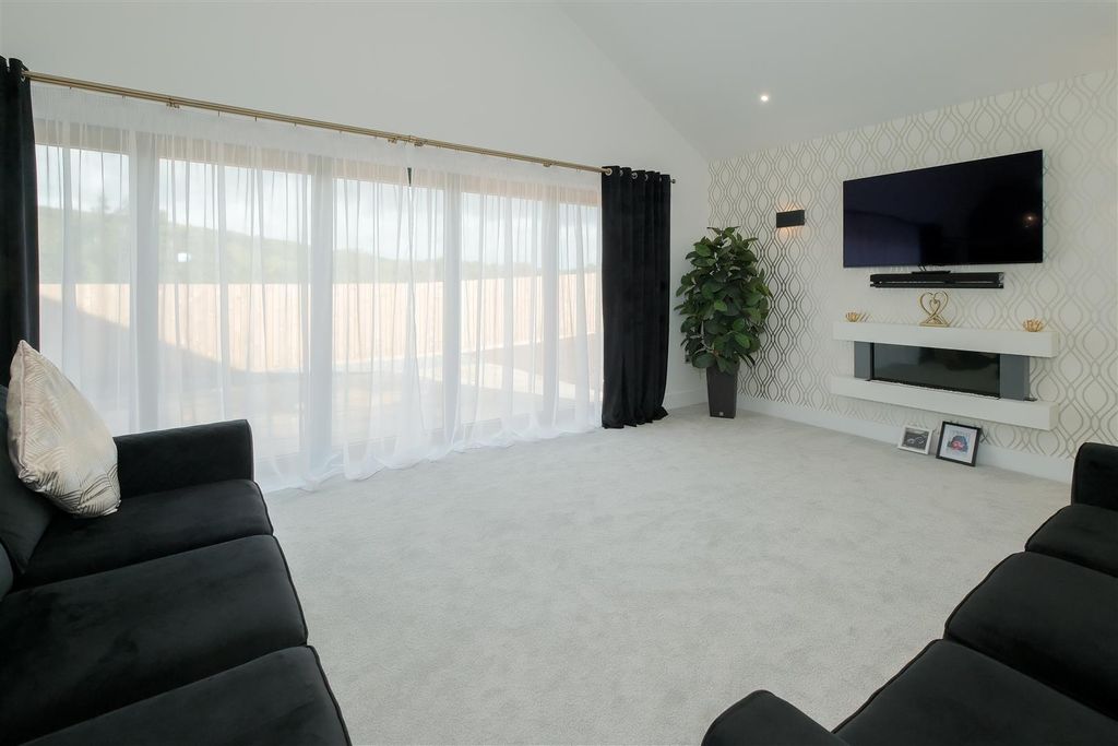 Property photo 2 of 27 Parry Gwel An Fow Liskeard-37.Jpg