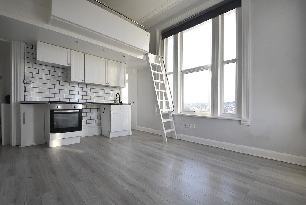 Property photo 2 of 9 Kitchen