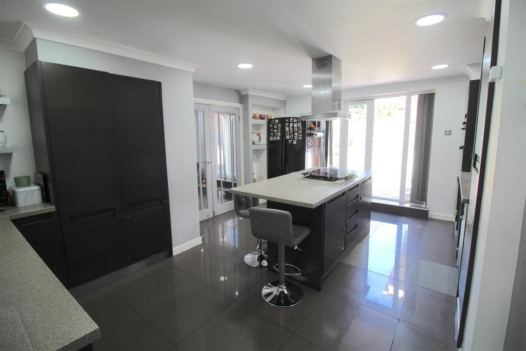 Property photo 3 of 14 Kitchen
