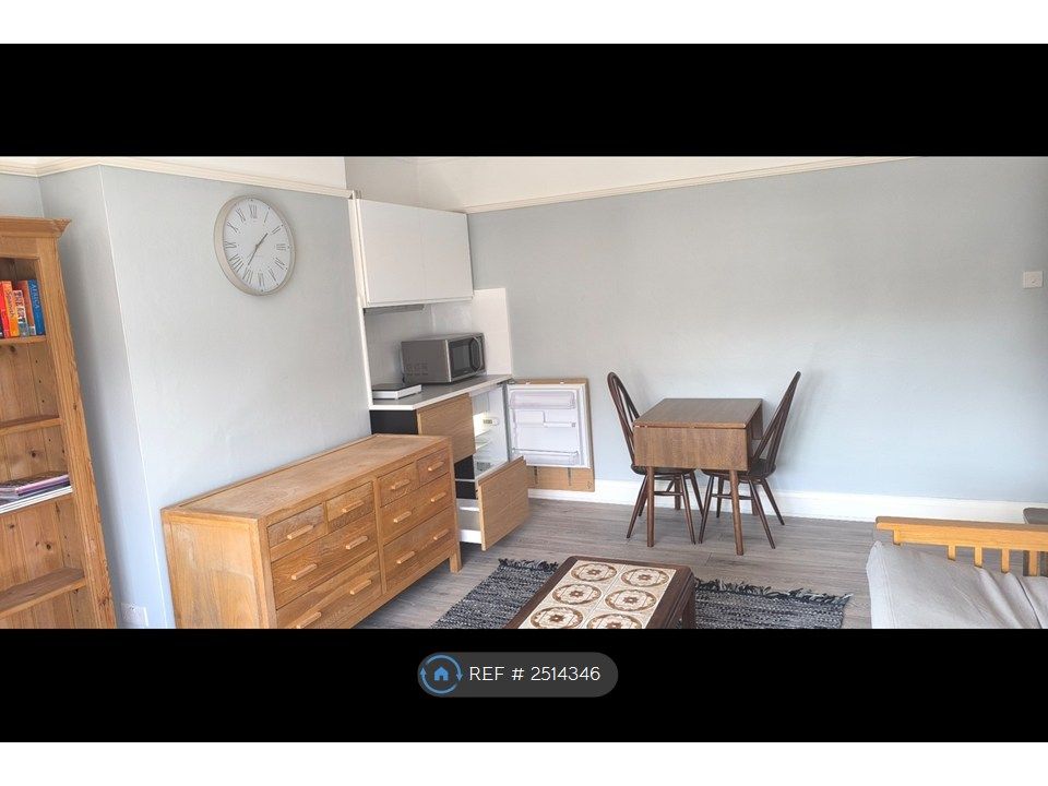 Property photo 2 of 9 Lounge Kitchenette