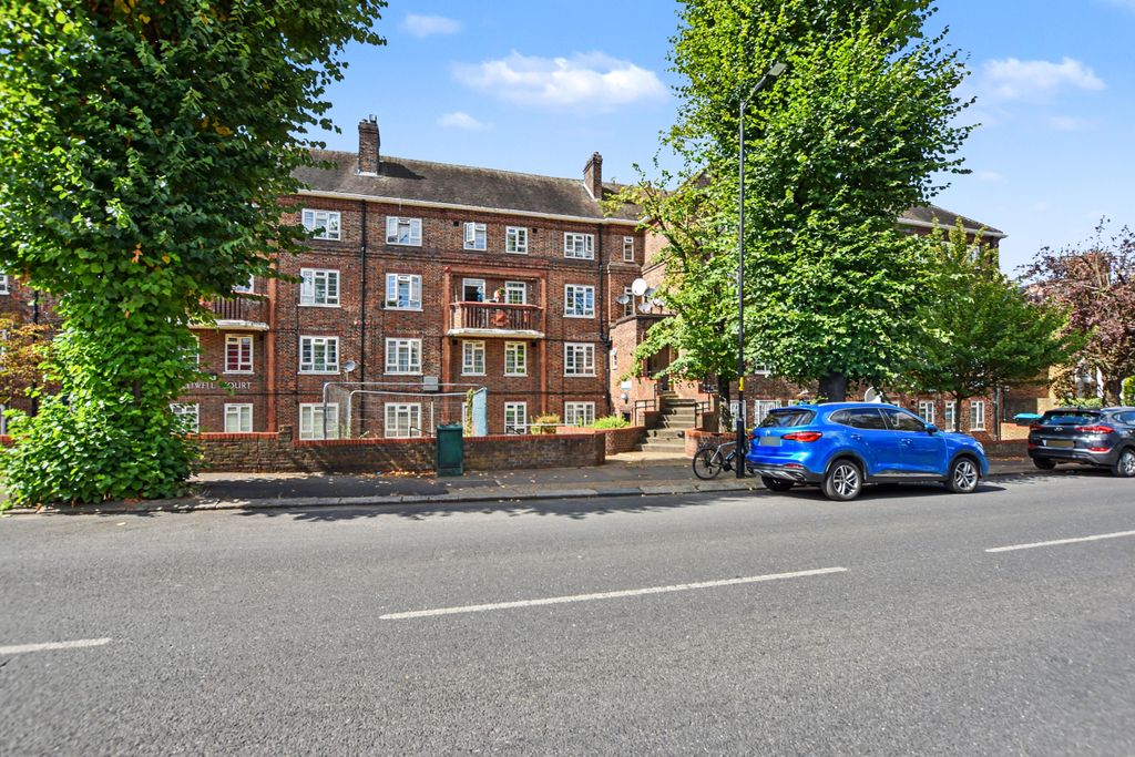 Property photo 3 of 18 18 Halliwell Court, Barry Road, East Dulwich, London Se22 0Hs